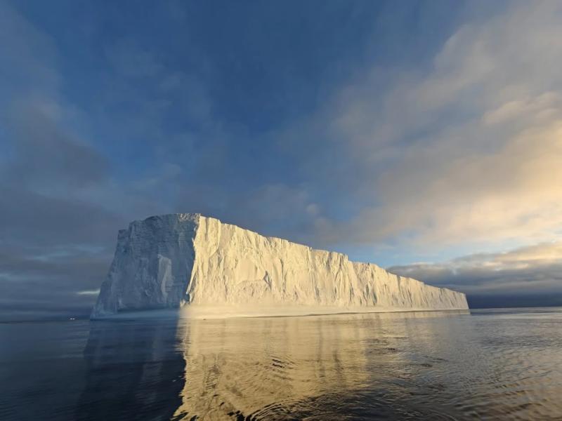 Українські полярники показали айсберг довжиною у Хрещатик, який плаває неподалік станції "Академік Вернадський"