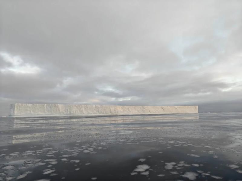 Українські полярники показали айсберг довжиною у Хрещатик, який плаває неподалік станції "Академік Вернадський"