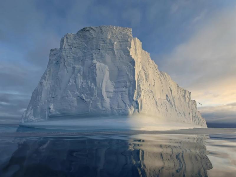 Українські полярники показали айсберг довжиною у Хрещатик, який плаває неподалік станції "Академік Вернадський"