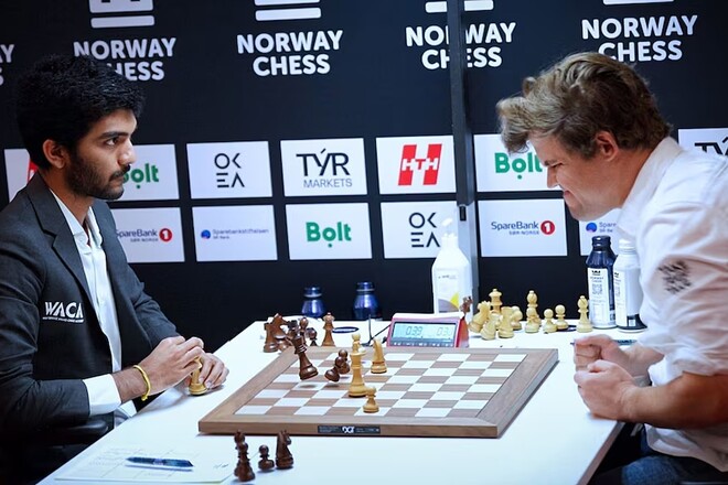 ВІДЕО. Карлсен розлютився і стукнув кулаком по столу, програвши партію