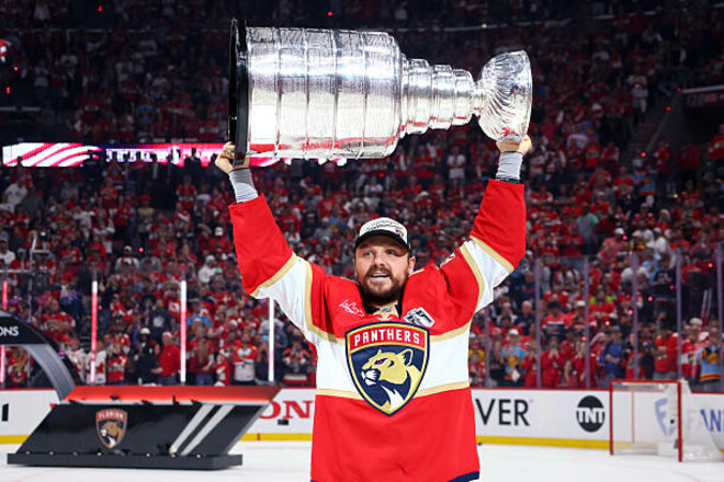 ВІДЕО. Повторив рекорд НХЛ: форвард закинув 4 шайби у фінальному матчі