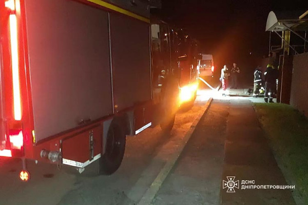 Вночі під час пожежі у Дніпрі врятували чоловіка
