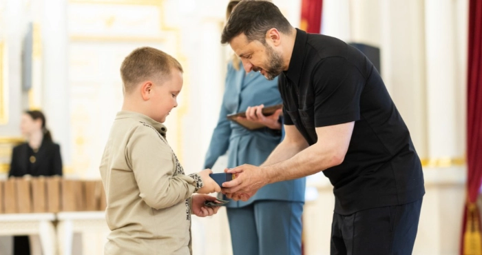 Володимир Зеленський вручив відзнаку «Майбутнє України» Захару Бабаку з Тарасового