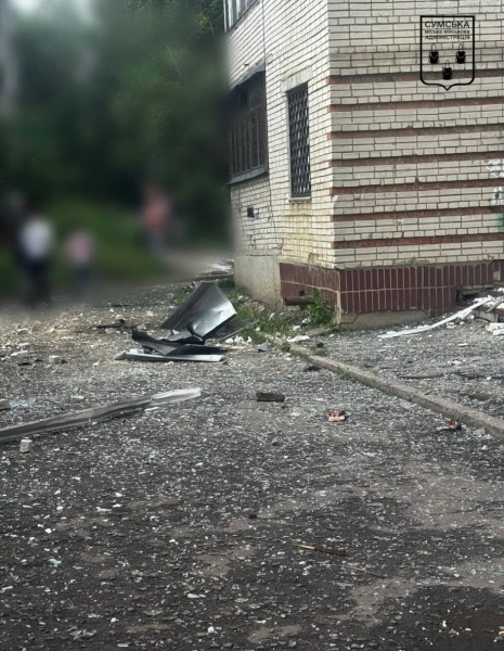 Ворожий безпілотник влучив у дах багатоповерхівки в Сумах