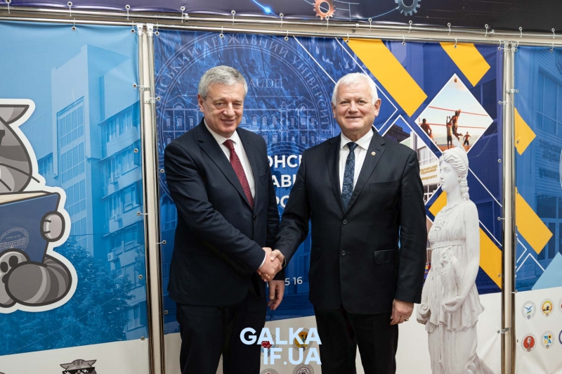 Втратив дім, але не південну ідентичність: історія Херсонського університету, який оселився у Франківську (ФОТО)