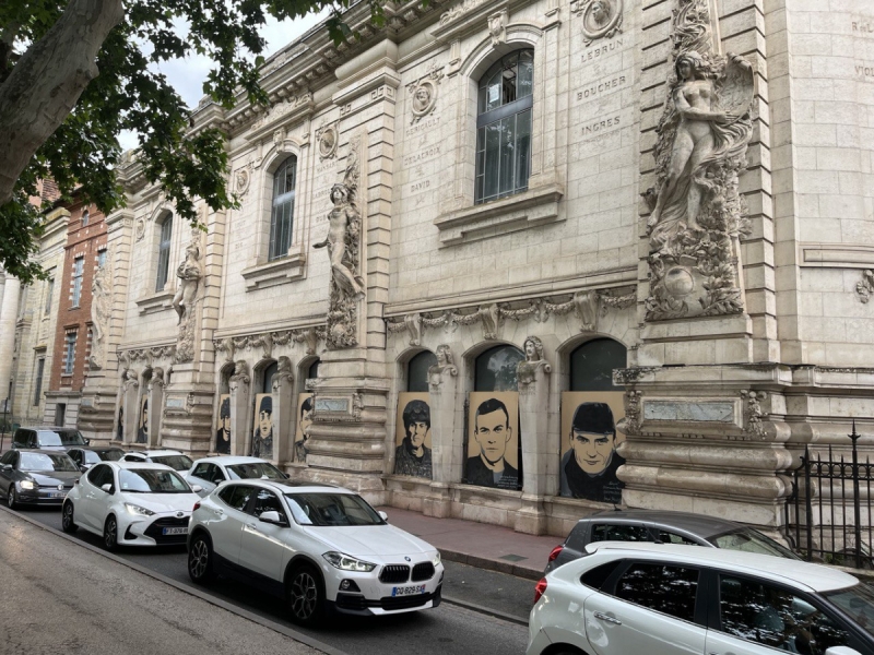 З Краматорська до Тулузи: як портрети українських військових стали частиною французького міста і були понівечені студентами