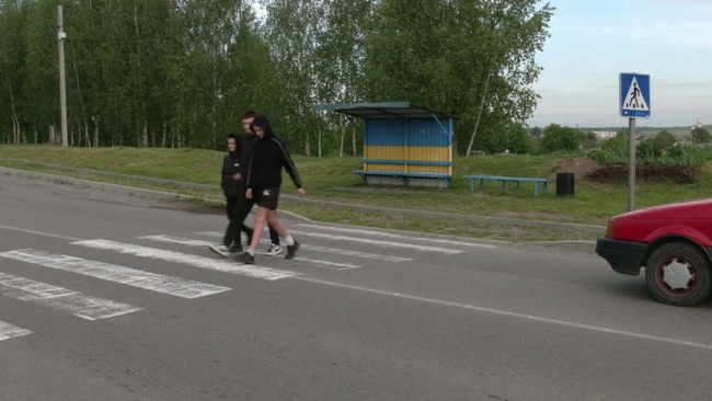 Жителі села Великий Житин просять встановити світлофор на дорозі, бо на «зебру» водії не зважають