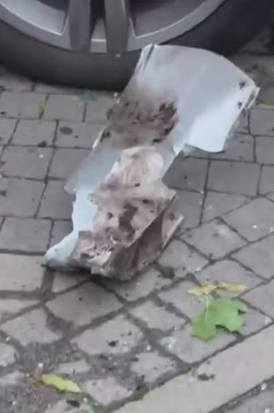 Потрощені вікна та авто у ЖК «Республіка» на околиці Києва. Фото наслідків російського удару