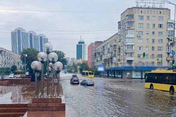 Сильна злива паралізувала Київ: де ускладнено рух