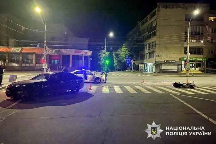 У Хмельницькому на перехресті зіткнулися "BMW" і мотоцикл: є постраждалий