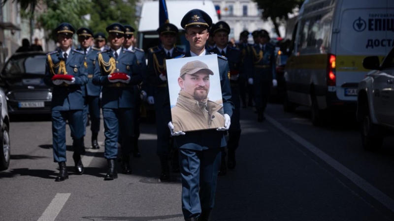 Київ попрощався із загиблим пілотом, Героєм України Максимом Устименком (фото)