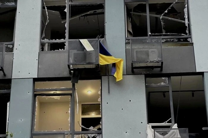 Потрощені вікна та авто у ЖК «Республіка» на околиці Києва. Фото наслідків російського удару