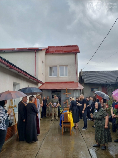 Люди у дощ стояли на колінах: на Тернопільщині поховали полеглого бійця (ФОТО)