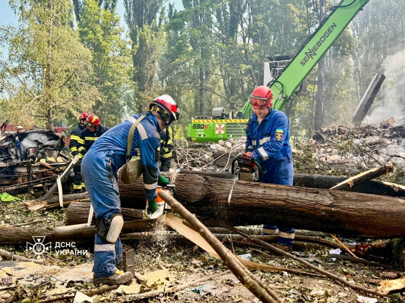 Масований обстріл Києва: під завалами в одному з районів виявлено загиблого