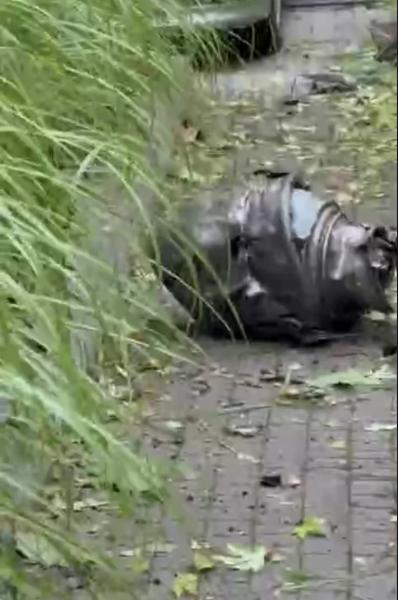 Потрощені вікна та авто у ЖК «Республіка» на околиці Києва. Фото наслідків російського удару