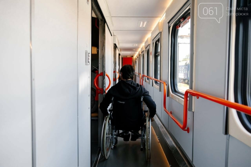 Укрзалізниця представила перший повністю безбар&rsquo;єрний вагон для пасажирів на колісних кріслах