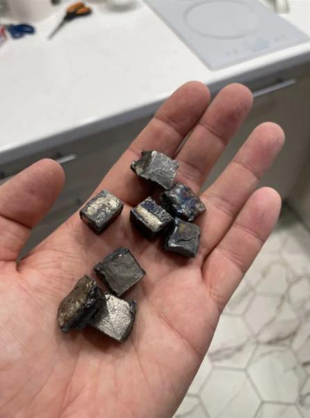 Потрощені вікна та авто у ЖК «Республіка» на околиці Києва. Фото наслідків російського удару