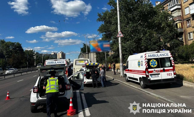 У Києві маршрутка з пасажирами врізалася у вантажівку: 12 людей постраждали