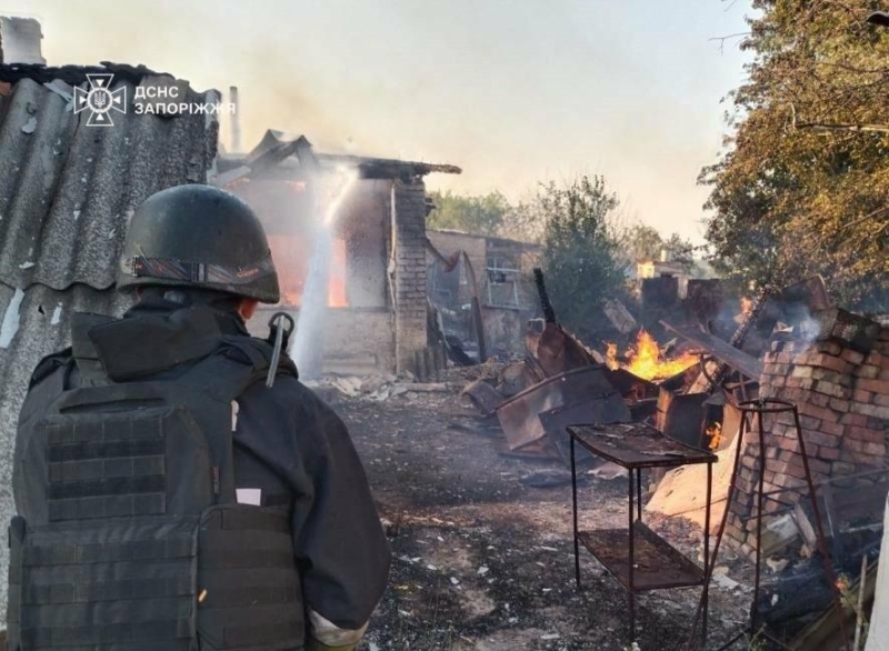 Ворожі обстріли спричинили масштабні пожежі у Запорізькій області: горіли житлові будинки, гаражі і побутові споруди