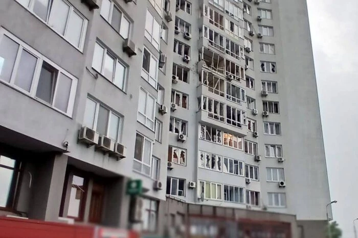 Нічна атака на Київ: фото та відео потрощеної багатоповерхівки