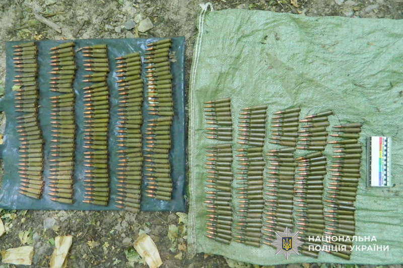 На Тернопільщині поліцейські вилучили у перехожого майже 400 набоїв до автомата Калашникова (ФОТО)