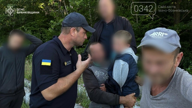 Наляканий і втомлений: на Прикарпатті знайшли дитину, яку шукали всю ніч в лісі (ФОТО)