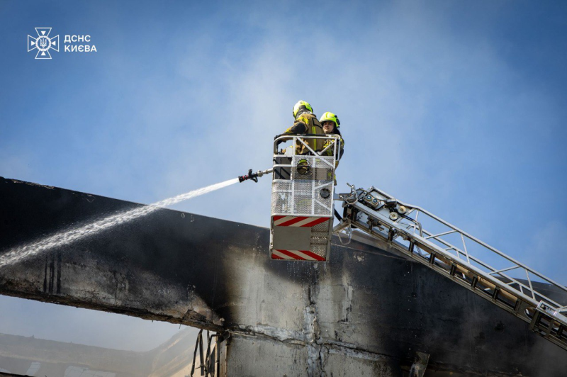 Удар по Києву: аварійно-рятувальні роботи призупинено (фото)