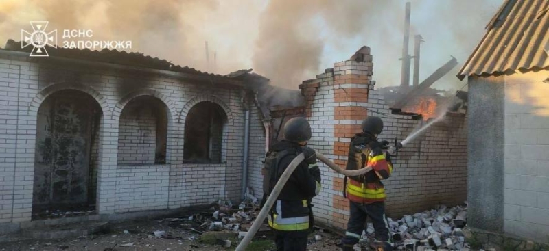 Внаслідок ворожих обстрілів у Запоріжжі та двох районах області виникло 15 пожеж: горіло зерно, будівлі і трава