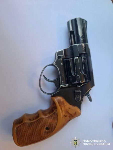 Поліція затримала чоловіка, який стріляв по автівці волонтерки на Виноградарі (фото)