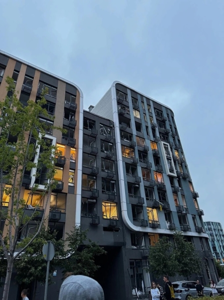 Потрощені вікна та авто у ЖК «Республіка» на околиці Києва. Фото наслідків російського удару