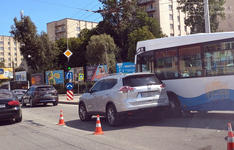 "Цьому маршруту пороблено": у Тернополі маршрутка зіткнулася з легківкою і паралізувала рух транспорту (ФОТО)