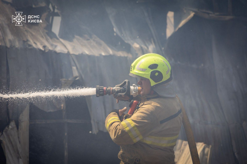 Удар по Києву: аварійно-рятувальні роботи призупинено (фото)