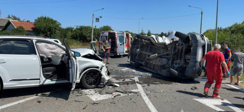 Зіткнення автобуса і легковика: поліція зʼясовує обставини аварії (ФОТО)