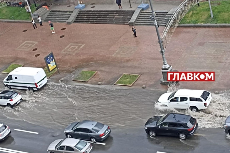 У Києві через негоду впав будівельний кран (відео)