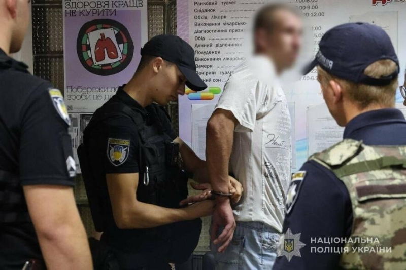 У Запоріжжі чоловік з ножем напав на лікаря та потрощив меблі в лікарні