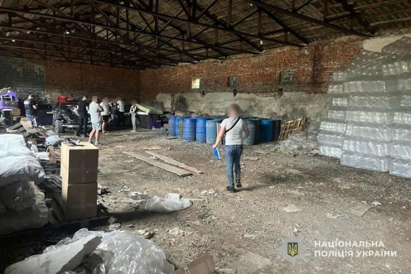 "Підроблений спирт і алкогольна продукція": на Тернопільщині поліцейські припинили продаж фальсифікату (ФОТО)