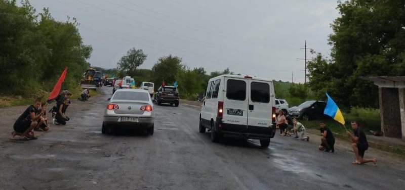 Люди у дощ стояли на колінах: на Тернопільщині поховали полеглого бійця (ФОТО)