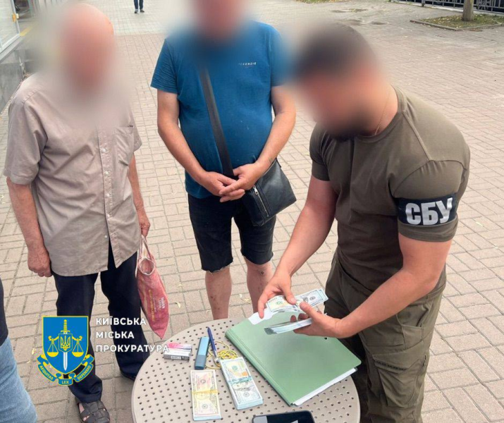 На хабарі затримано посадовицю КМДА та директора Бессарабського ринку