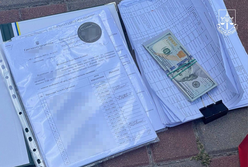 Обіцяв зняти з розшуку за $3,5 тис. У Києві затримано посадовця ТЦК