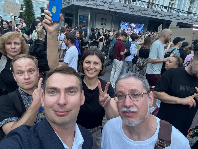 На мітингу біля Банкової засвітилися відомі політики (фото)