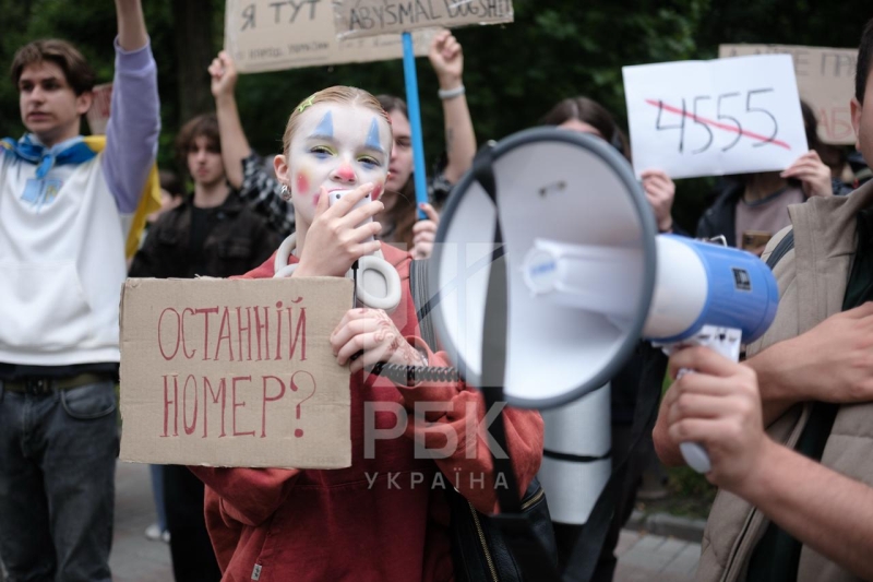 У Маріїнському парку люди вийшли на підтримку законопроєкту про незалежність НАБУ і САП