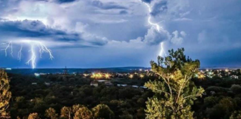 Стихія наступає: Франківськ готується до бурі