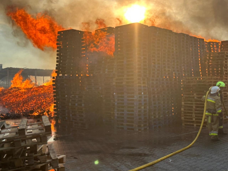 Нічна атака дронів на Київщину: у Требухові горить підприємство, є поранена