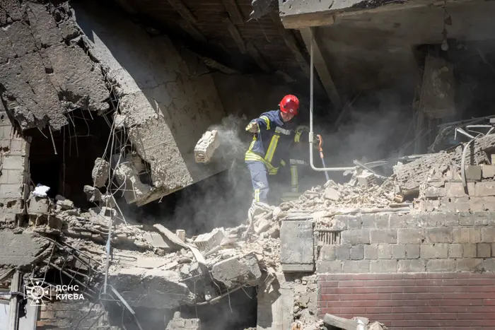 Удар по Києву: аварійно-рятувальні роботи призупинено (фото)