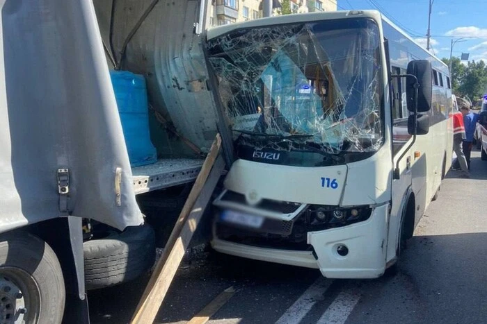 У Києві маршрутка з пасажирами врізалася у вантажівку: 12 людей постраждали