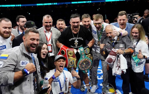 Усик прибув до України після перемоги в реванші Усик прибув до України після перемоги в реванші