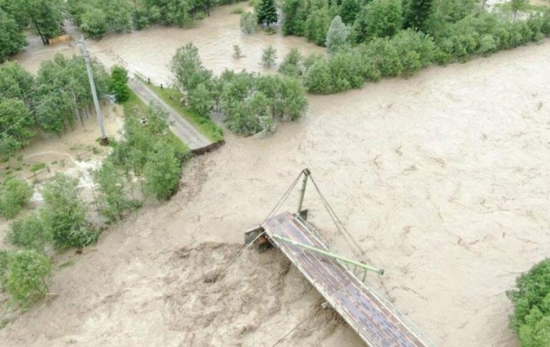 Рівень води стрімко зростає: мешканців Прикарпаття попереджають про посилення повені