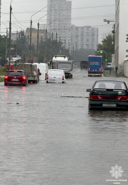 На вулицях Києва потоп через сильну зливу: де ускладнено рух