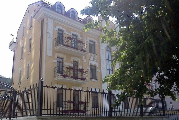 Окупанти пошкодили посольство Ватикану в Києві