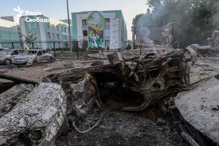 Рух транспорту на кількох вулицях столиці перекрито через ліквідацію наслідків атаки (адреси)